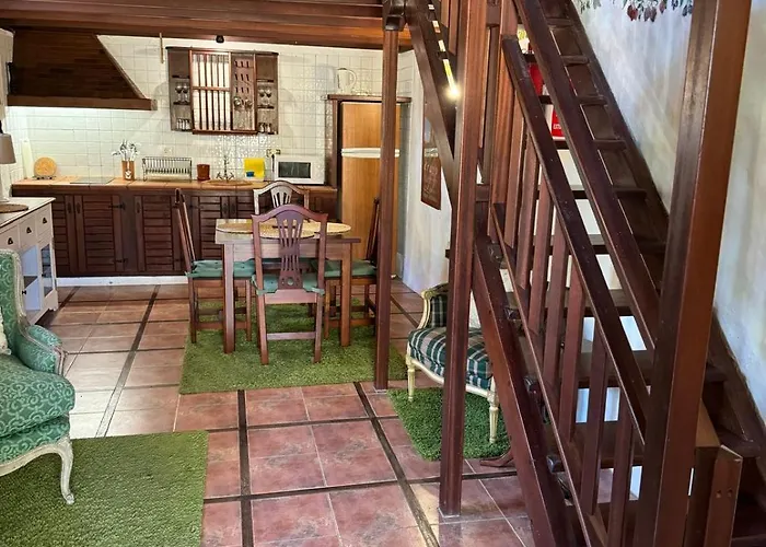 Oasis Hill Botanical Garden 山林小屋 *